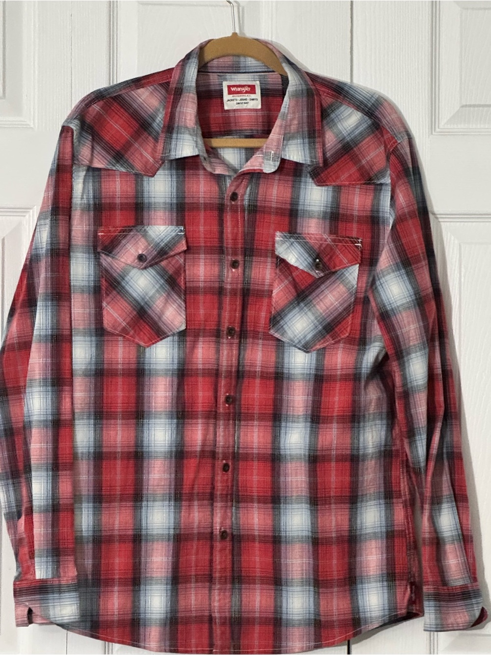 Wrangler Red and White Plaid Long-Sleeve Button-Down Shirt size large